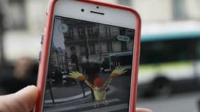 Un joueur de Pokemon Go dans les rues de Paris après sa sortie le 24 juillet 2016 