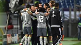 Tous les Madrilènes réunis autour de Zidane après le but de Ronaldo