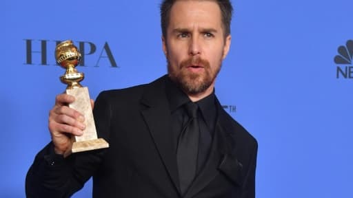 Sam Rockwell dimanche 7 janvier brandissant son Golden Globe du meilleur second rôle dans  "3 Billboards - Les panneaux de la vengeance
