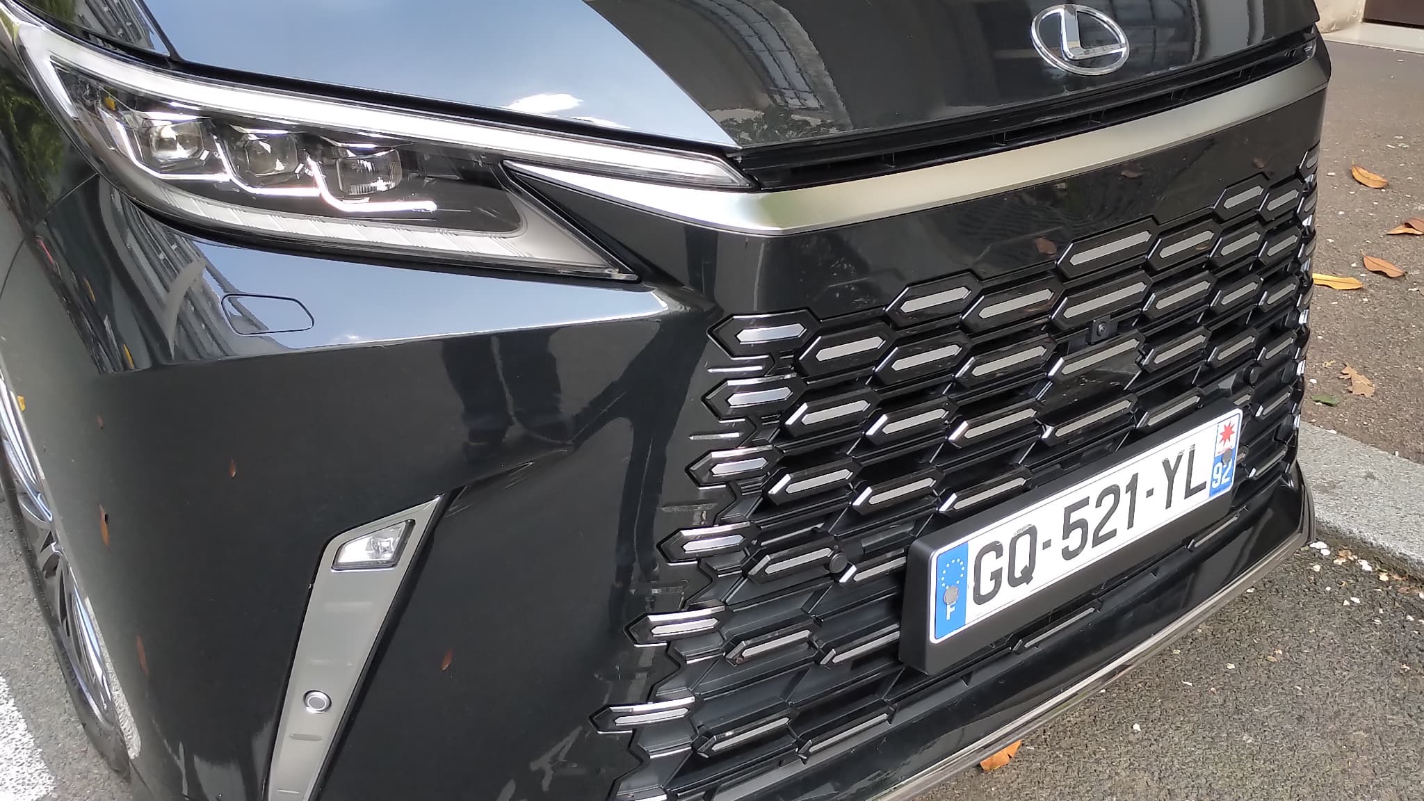 La calandre massive du MPV de Lexus.