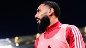 Yann M'Vila à l'échauffement avec l'Olympiacos, 9 février 2023