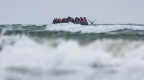 Des personnes à bord d'une embarcation de fortune tentent la traversée de la Manche au large de la plage d'Hardelot, le 13 août 2025