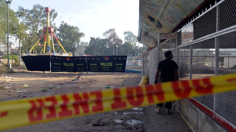 Sur les lieux de l'attentat, à Lahore, le 28 mars.