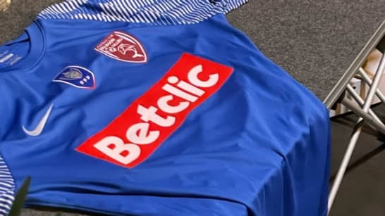 Le club de foot de Bourgoin-Jallieu a remis son maillot au FC Lauzes Le club de foot de Bourgoin-Jallieu a remis son maillot au FC Lauzes