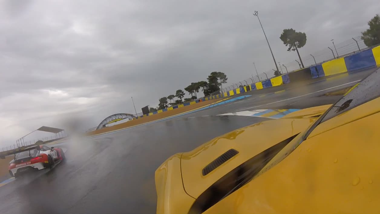 Sur la piste détrempée du circuit Bugatti, l'AMG GT 3 de compétition double avec aisance notre GT R.