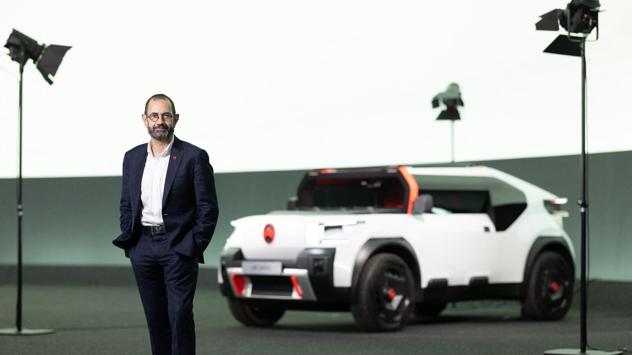 Thierry Koskas, le nouveau directeur général de la marque Citroën, le 14 juin 2023 à l'ADN à Velizy-Villacoublay, photographié ici devant le concept "Oli". Thierry Koskas, le nouveau directeur général de la marque Citroën, le 14 juin 2023 à l'ADN à Velizy-Villacoublay, photographié ici devant le concept "Oli".