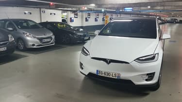 Le Model X prêt à partir de chez le loueur Blooweels à La Défense