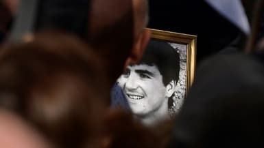 Un portrait du militant nationalisteYvan Colonna lors de ses obsèques, le 25 mars 2022 à Cargèse, en Corse