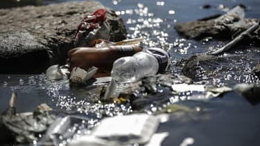 Des déchets plastiques sur les rives de la rivière Jukskei à Johannesburg, le 3 juin 2018. (Photo d'illustration)