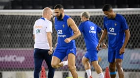 Karim Benzema et Raphaël Varane avec le reste du groupe