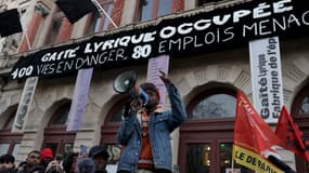 Un homme parle au mégaphone lors d'une manifestation contre l'ordre émis par le préfet de police de Paris d'évacuer la Gaîté Lyrique, une salle de spectacle parisienne occupée depuis trois mois par 450 jeunes migrants, à Paris le 17 mars 2025.