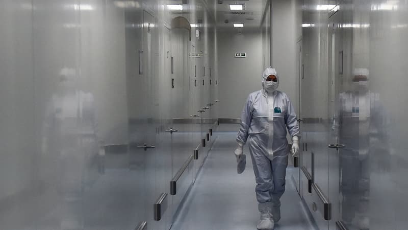 Une salariée du laboratoire d'État russe Vektor, à Strelna, en Russie, le 20 mai 2020.