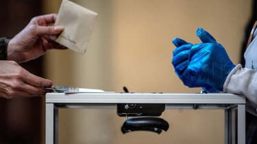 Une urne lors du 1er tour des élections municipales.