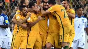 Mile Jedinak félicité par tous les Socceroos