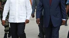 Guillaume Soro (à gauche), le Premier ministre d'Alassane Ouattara (à droite), déclare qu'il reste une "dernière chance" au président sortant Laurent Gbagbo pour céder pacifiquement la place à son rival et partir sans être inquiété. /Photo prise le 24 déc