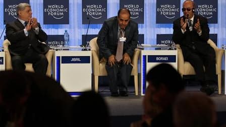 Mahmoud Djibril (au centre), lors d'un Forum économique mondial organisé en Jordanie. Le Premier ministre du Conseil national de transition (CNT) libyen, estime que des élections constituantes doivent être organisées dans un délai de huit mois. /Photo pri