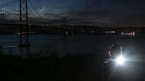 Cette photographie montre le pont du 25 avril sur le Tage, les lumières éteintes suite à une panne de courant massive affectant toute la péninsule ibérique et le sud de la France, à Lisbonne, le 28 avril 2025
