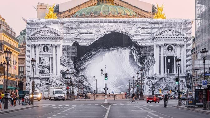 JR recouvre la façade de l'opéra Garnier 