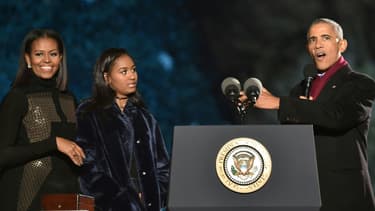 Sasha Obama au milieu de ses parents lors de l'illumination de l'arbre de Noël de la Maison Blanche le 1er décembre 2016