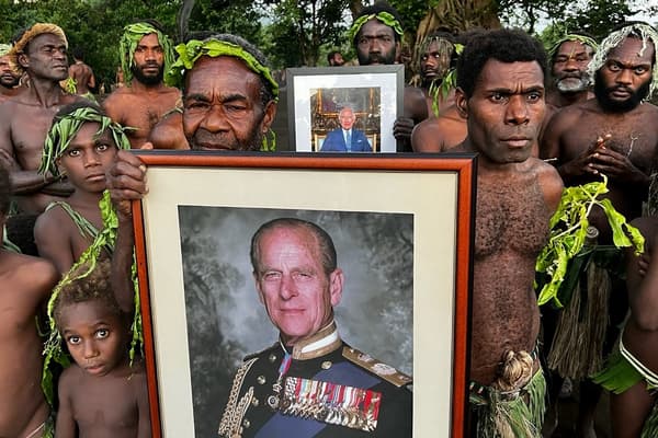 Des habitants de l'île de Tanna avec un portrait du prince Philip. Des habitants de l'île de Tanna avec un portrait du prince Philip.