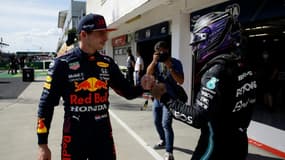 Le pilote néerlandais de l'écurie Red Bull, Max Verstappen, félicite le pilote britannique de l'écurie Mercedes, Lewis Hamilton, pour sa pole position, le 31 juillet 2021 sur le circuit du Hungaroring à Budapest, à la veille du Grand prix de Hongrie de Formule 1