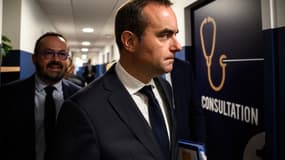 Le nouveau Premier ministre Sébastien Lecornu visite le centre de santé départemental de Mâcon, le 13 septembre 2025.