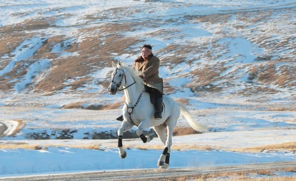 Photo non datée du leader nord-coréen Kim Jong Un sur un cheval blanc, au sommet du Mont Paektu Photo non datée du leader nord-coréen Kim Jong Un sur un cheval blanc, au sommet du Mont Paektu