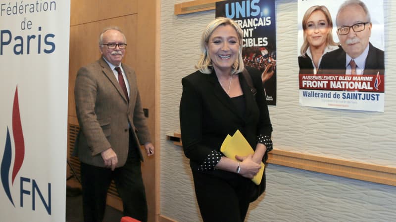 Marine Le Pen, la présidente du FN, devant Wallerand de Saint-Just, candidat du parti aux municipales de Paris en 2014 