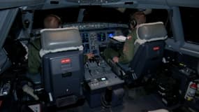 Des militaires d'Istres dans un avion survolant la Pologne le 28 février 2022