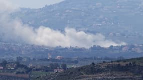 De la fumée s'échappe du village de Touline au sud du Liban après une frappe israélienne le 22 mars 2025