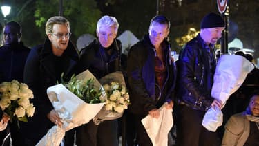 Bono, The Edge, Adam Clayton et Larry Mullen Junior se sont recueillis près du Bataclan à Paris.