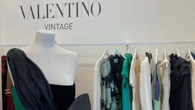 Les pièces vintage de Valentino présentées chez Plaisir Palace à Paris.