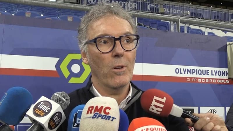 OL-Strasbourg: la conf de presse de Blanc improvisée sur la pelouse à cause des fumigènes