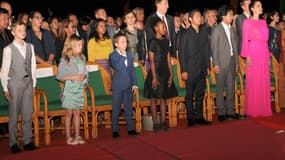 Angelina Jolie entouré de ses six enfants lors de la première de "D'abord j'ai tué mon père" au Cambodge le 18 février 2017