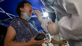 Un test salivaire effectué sur une habitante de Nankin en Chine le 21 juillet 2021.
