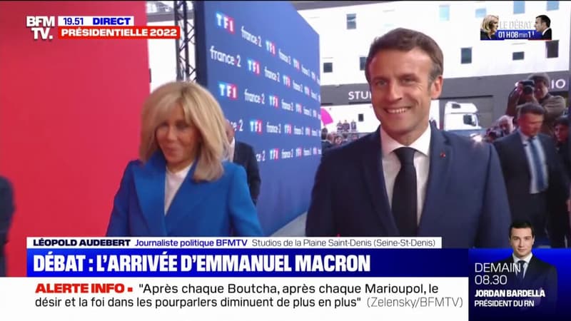 Emmanuel Macron arrive à son tour dans le studio pour le débat de l'entre-deux-tours
