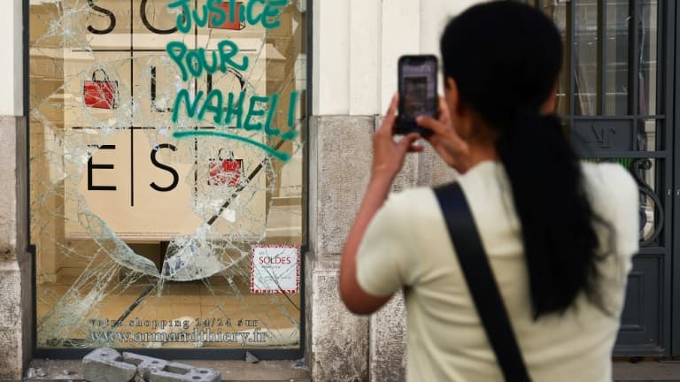 La vitrine d'un magasin a été brisée à Marseille, le 1er juillet 2023. 