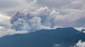 Un volcan est entré en éruption dans l'ouest de l'Indonésie dimanche 3 décembre 2023, envoyant une colonne de cendres à trois kilomètres de hauteur dans le ciel.