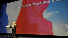 Jean-Marie Le Pen aux "Journées d'été" du FN, à Nice. Des adhérents de fraîche date du Front national disent avoir rallié le parti à cause des "promesses non tenues" de Nicolas Sarkozy, en particulier sur l'immigration, la sécurité et la crise. /Photo pri