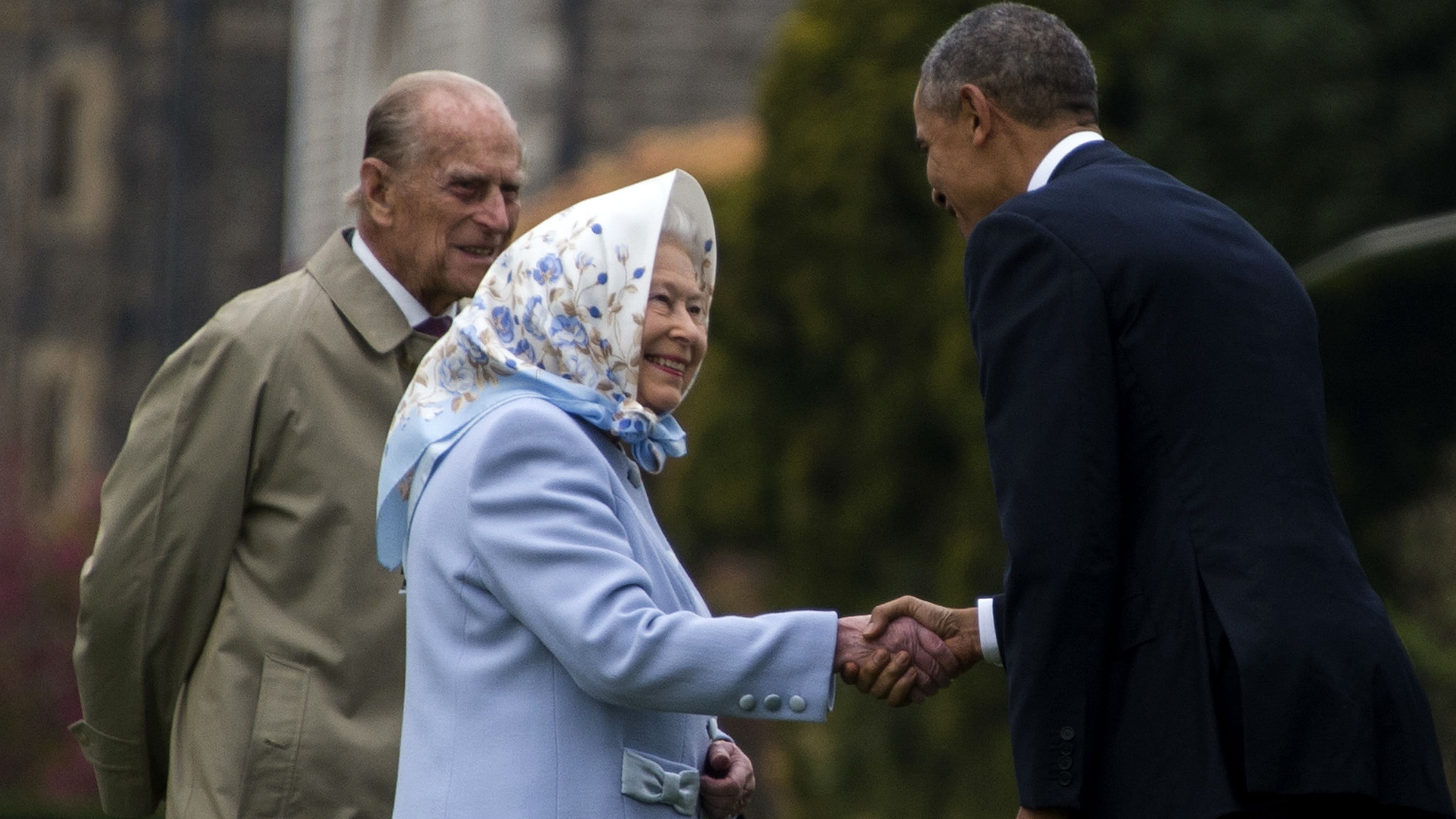 La reine Elizabeth salue Barack Obama dans les jardins du château de Windsor, le 22 avril 2016 La reine Elizabeth salue Barack Obama dans les jardins du château de Windsor, le 22 avril 2016