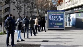 Des personnes faisant la queue devant une pharmacie de Marseille (Bouches-du-Rhône) pour un dépistage Covid-19, le 10 janvier 2022