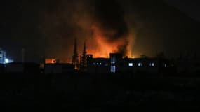 De la fumée s'échappe à la périphérie de Damas, la capitale syrienne, à la suite des frappes aériennes israéliennes du 9 décembre 2024. 