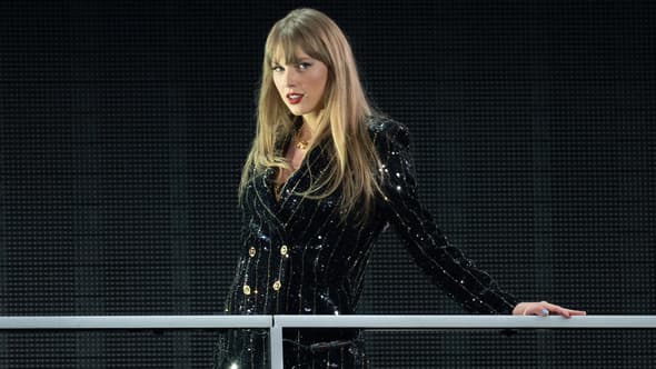 Taylor Swift sur la scène de son "Eras Tour" à Arlington, au Texas, le 1er avril 2023