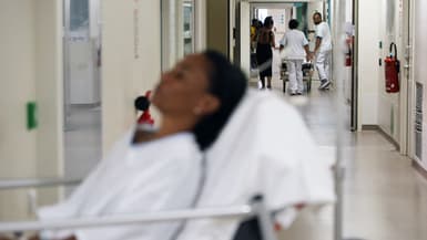 Des patients atteints de chikungunya sont pris en charge au Centre Hospitalier Ouest Réunion (CHOR) de La Réunion, île d'outre-mer française de l'océan Indien, le 10 avril 2025.