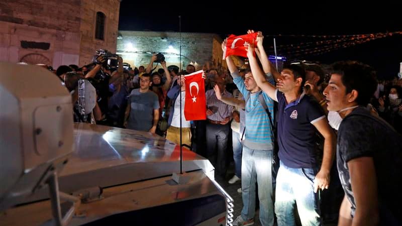 Des milliers de manifestants se sont rassemblés samedi pour la première fois depuis une semaine place Taksim à Istanbul avant d'être dispersés par la police. /Photo prise le 22 juin 2013/REUTERS/Marko Djurica