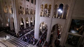 Emmanuel Macron prononce un discours lors de la cérémonie marquant la réouverture de la cathédrale Notre-Dame de Paris, le 7 décembre 2024, durant une foule composée notamment d'une cinquantaine de chefs d'État et de gouvernement.