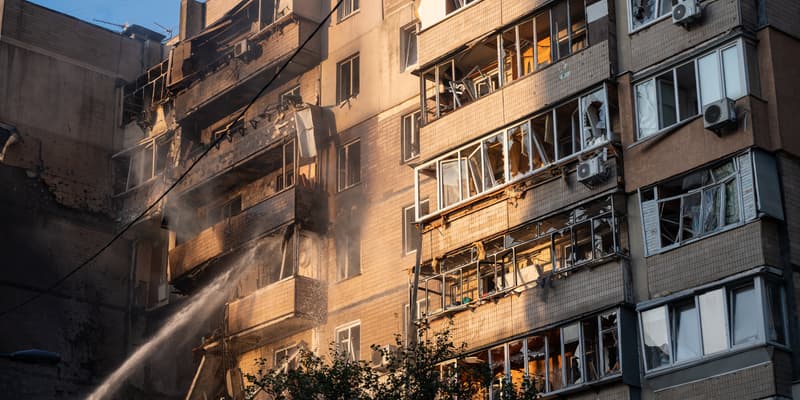 Les secours intervenant dans un bâtiment visé par un bombardement russe à Kiev (Ukraine) le 7 septembre 2025