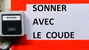 À l'entrée d'un magasin de Château-Gontier, le 31 août 2020.