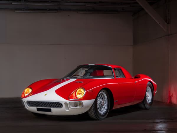 La Ferrari 250 LM Berlinetta de 1964, star de la vente aux enchères Artcurial sur le salon Rétromobile 2023.