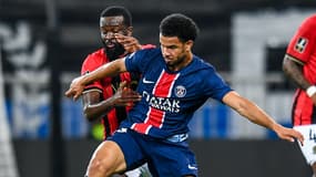 Warren Zaïre-Emery bousculé par Tanguy Ndombele lors de Nice-PSG en Ligue 1, le 6 octobre 2024
